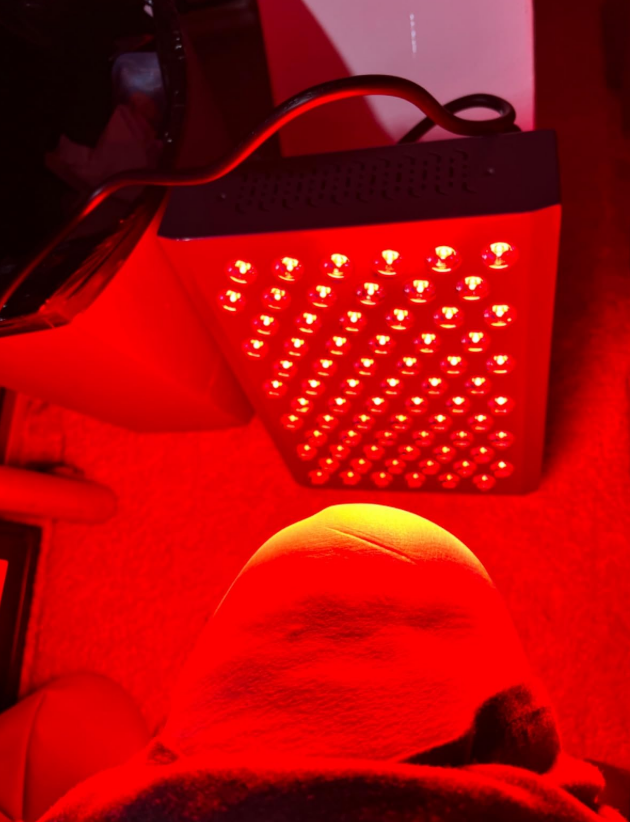 Red and near-infrared light technology chart showing wavelengths and use cases for full body and targeted sessions